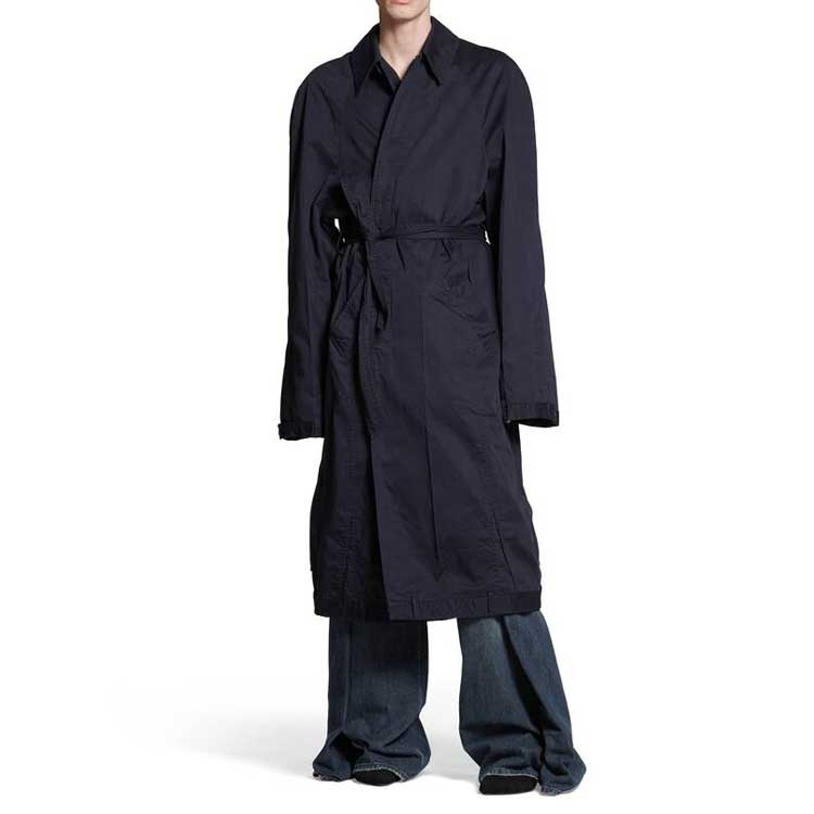 Shop Balenciaga FW23 Mantel Trench Navy dengan Ikat Pinggang. 768919TBP014063