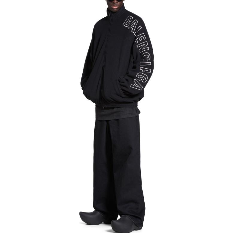 Lookbook 발렌시아가 FW23 블랙 로고 프린트 하이넥 롱슬리브 재킷 유니섹스. 755106TJQ321000