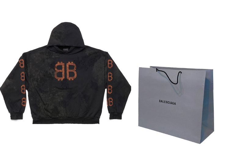 Shop Balenciaga FW23 字母打印黑色男士常規版型破壞連帽衫. 742603TOVN71055