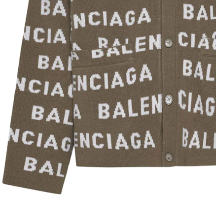 Balenciaga FW23 Logo V-Neck Knit Sweater Longgar Khaki. 766471T16739677 Sizing Balenciaga FW23 Logo V-Neck Knit Sweater Longgar Khaki. 766471T16739677