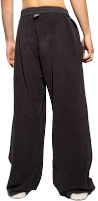 Balenciaga FW24 黑色寬管針織運動褲 刺繡Logo 超火熱搜尋款式 808266TRVF3 Shop Balenciaga FW24 黑色寬管針織運動褲 刺繡Logo 超火熱搜尋款式 808266TRVF3