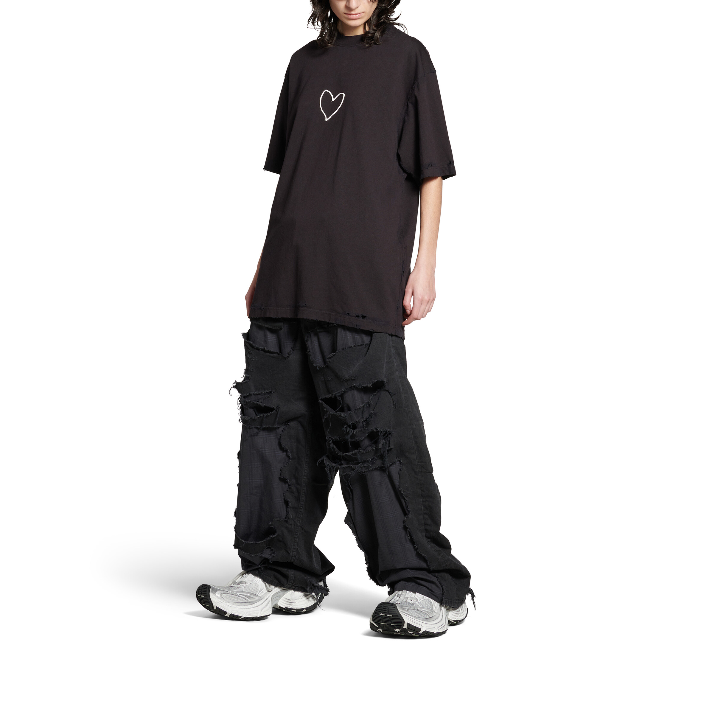 Shop 발렌시아가 FW24 디스트레스드 하트 루즈핏 블랙 티셔츠. 641675TQVV89034