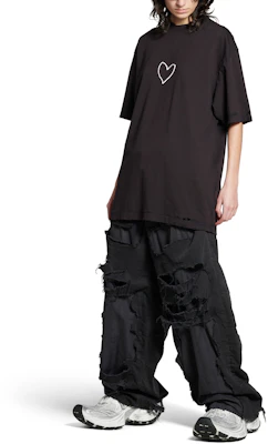 발렌시아가 FW24 디스트레스드 하트 루즈핏 블랙 티셔츠. 641675TQVV89034 Shop 발렌시아가 FW24 디스트레스드 하트 루즈핏 블랙 티셔츠. 641675TQVV89034