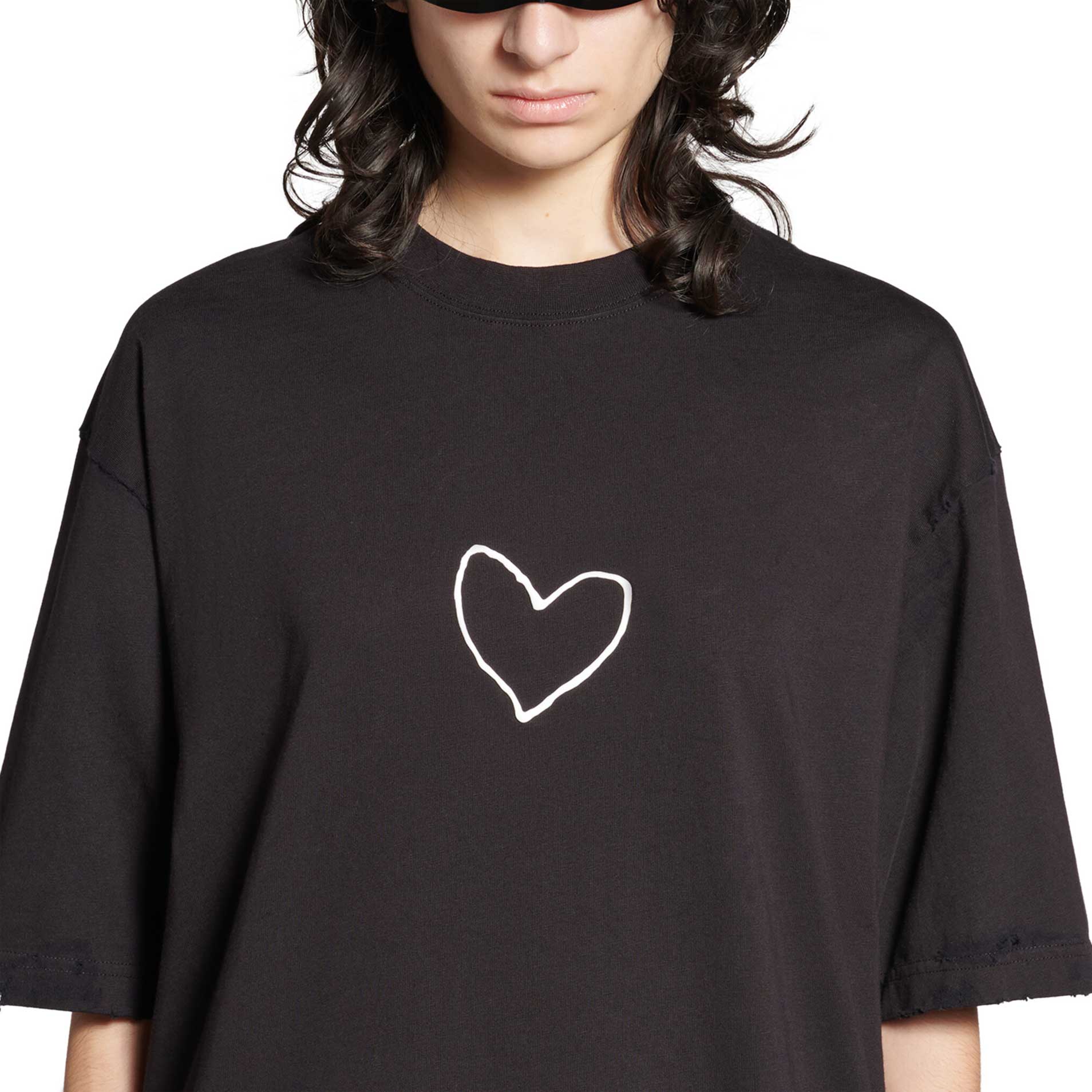 Sizing 발렌시아가 FW24 디스트레스드 하트 루즈핏 블랙 티셔츠. 641675TQVV89034