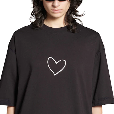 발렌시아가 FW24 디스트레스드 하트 루즈핏 블랙 티셔츠. 641675TQVV89034 Sizing 발렌시아가 FW24 디스트레스드 하트 루즈핏 블랙 티셔츠. 641675TQVV89034
