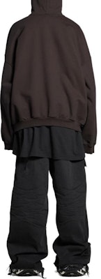 Balenciaga FW24 Hoodie Oversized Unisex Hitam dengan Motif Huruf. 739024TQVS79034 Shop Balenciaga FW24 Hoodie Oversized Unisex Hitam dengan Motif Huruf. 739024TQVS79034