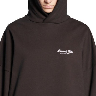 Balenciaga FW24 Hoodie Oversized Unisex Hitam dengan Motif Huruf. 739024TQVS79034 Sizing Balenciaga FW24 Hoodie Oversized Unisex Hitam dengan Motif Huruf. 739024TQVS79034