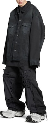 巴黎世家FW24金属BB标志喷绘牛仔夹克男女同款黑色宽松款式夹克。 793892TNW111672 Shop 巴黎世家FW24金属BB标志喷绘牛仔夹克男女同款黑色宽松款式夹克。 793892TNW111672