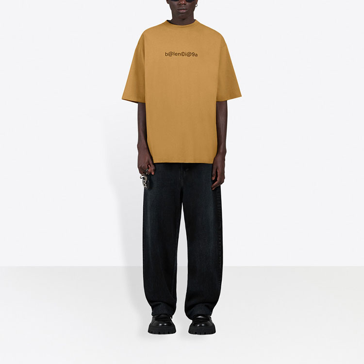 Shop Balenciaga Khaki Cetakan Huruf T-Shirt Leher Bulat Fit Santai. 620969TIV509605