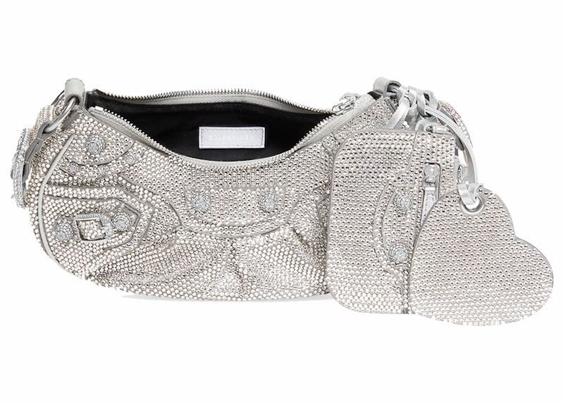 Lookbook Tas Bahu Balenciaga Le Cagole XS Suede Abu dengan Pernak-pernik.