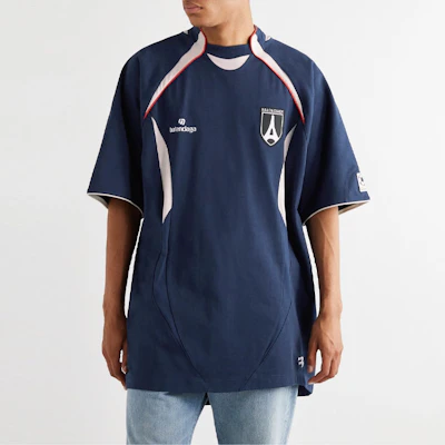 Balenciaga 男款藍色標誌印花拼色款長袖T恤 标准版型。 641664TJV054482 Shop Balenciaga 男款藍色標誌印花拼色款長袖T恤 标准版型。 641664TJV054482
