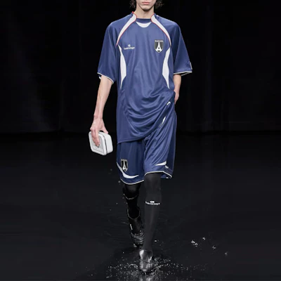 Balenciaga 男款藍色標誌印花拼色款長袖T恤 标准版型。 641664TJV054482 Purchase Balenciaga 男款藍色標誌印花拼色款長袖T恤 标准版型。 641664TJV054482