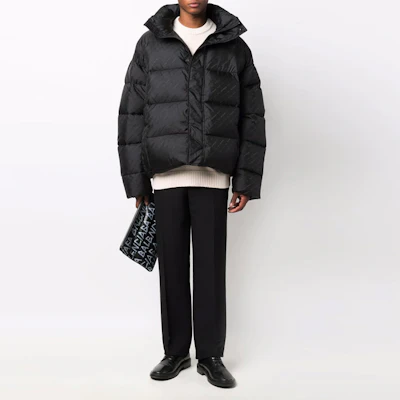 Balenciaga Jaket Puffer Logo Cetakan Hitam 681885TKO401000 Lookbook Balenciaga Jaket Puffer Logo Cetakan Hitam 681885TKO401000