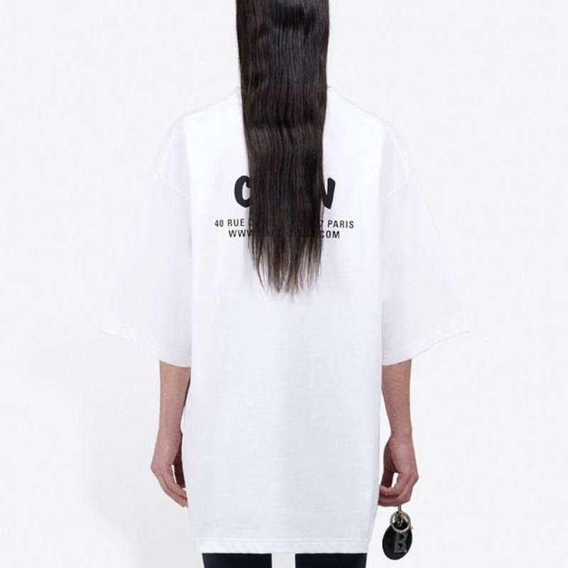 Shop 발렌시아가 로고 프린트 화이트 루즈핏 티셔츠 620941TIV749040