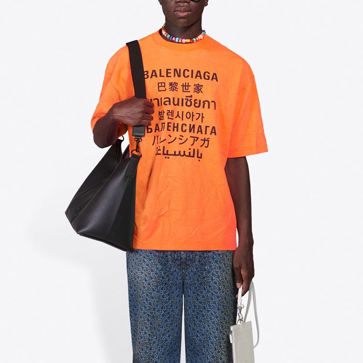 Purchase Camiseta Naranja Balenciaga con Texto Multilingüe Impreso. 641614TJVI37513
