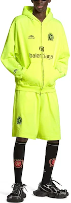 巴黎世家巴黎足球连帽拉链卫衣荧光绿色中号版型 744457TPVS67110 Shop 巴黎世家巴黎足球连帽拉链卫衣荧光绿色中号版型 744457TPVS67110