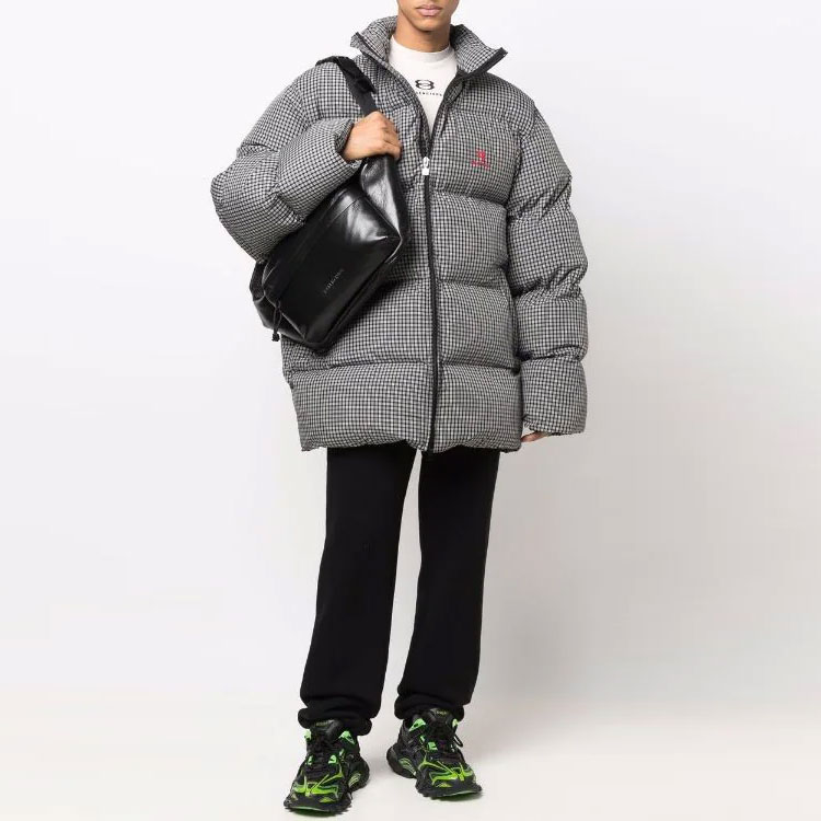 Lookbook Balenciaga 經典格紋高領羽絨外套 寬鬆版 黑色. 681440TLO361070