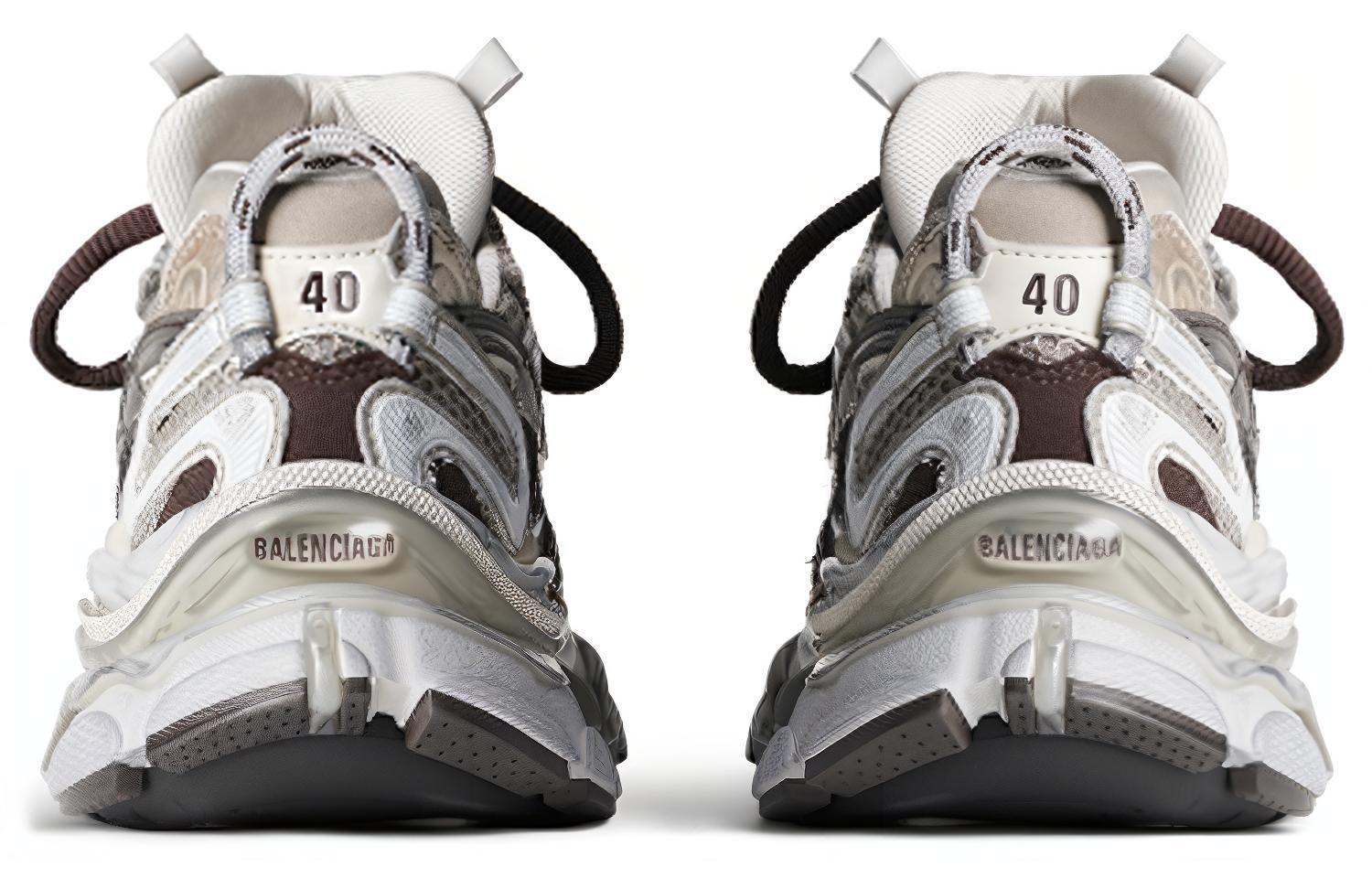 Shop 발렌시아가 러너 스니커즈 '빈티지 베이지' 779066W3RXP2000