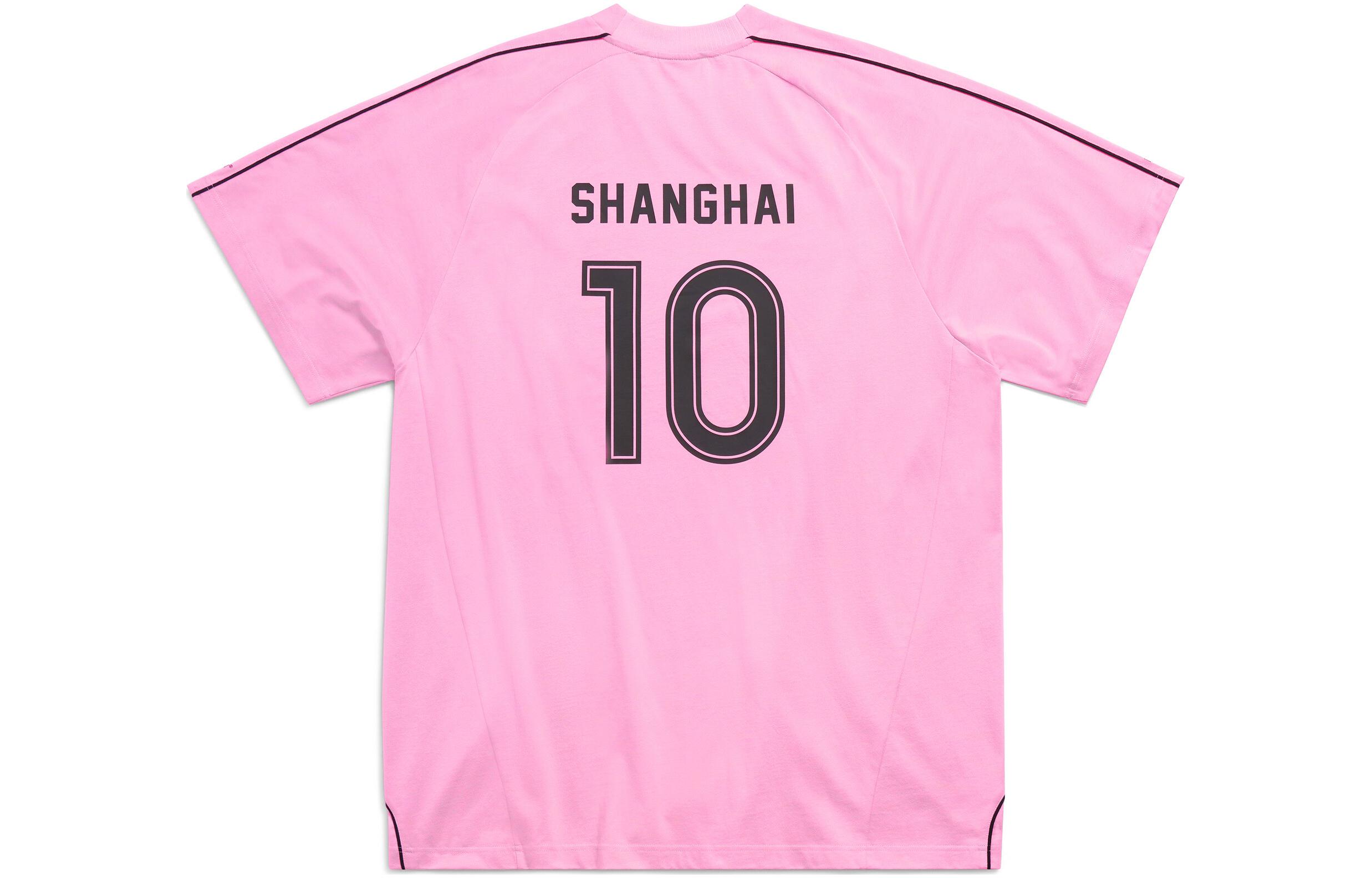 Lookbook 발렌시아가 SS24 로고 프린트 핑크 오버사이즈 유니섹스 크루넥 티셔츠. 777705TPVR91401