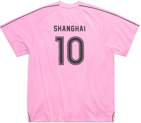 발렌시아가 SS24 로고 프린트 핑크 오버사이즈 유니섹스 크루넥 티셔츠. 777705TPVR91401 Lookbook 발렌시아가 SS24 로고 프린트 핑크 오버사이즈 유니섹스 크루넥 티셔츠. 777705TPVR91401