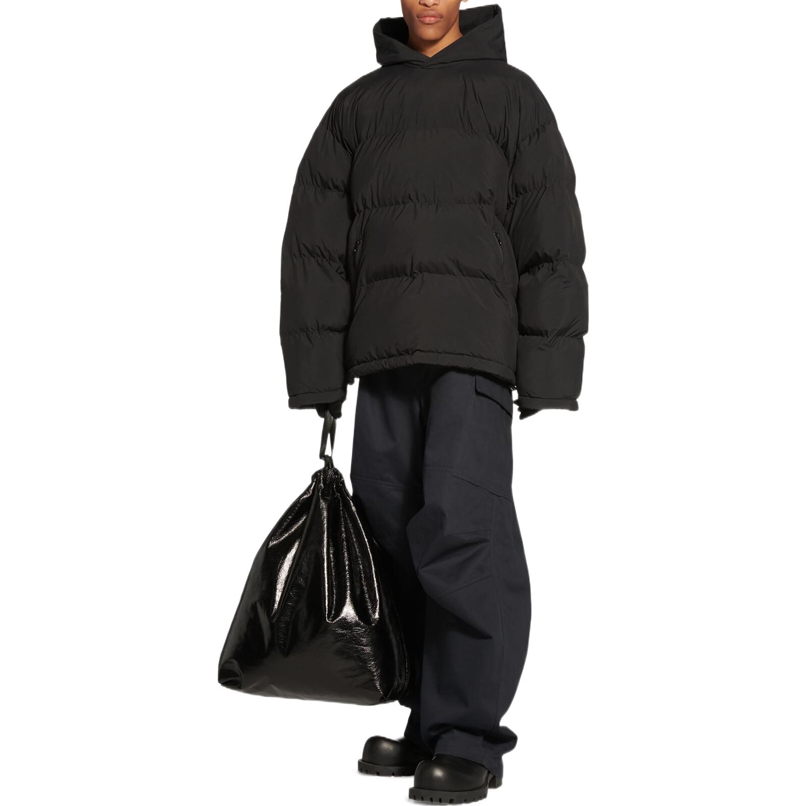 Lookbook Balenciaga Sporty B FW22 Jaket Puffer Hitam Unisex dengan Hoodie dan Resleting. 720156-TNO45-1000