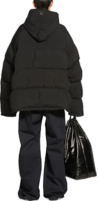 Balenciaga Sporty B FW22 Jaket Puffer Hitam Unisex dengan Hoodie dan Resleting. 720156-TNO45-1000 Shop Balenciaga Sporty B FW22 Jaket Puffer Hitam Unisex dengan Hoodie dan Resleting. 720156-TNO45-1000