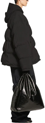 Balenciaga Sporty B FW22 Jaket Puffer Hitam Unisex dengan Hoodie dan Resleting. 720156-TNO45-1000 Purchase Balenciaga Sporty B FW22 Jaket Puffer Hitam Unisex dengan Hoodie dan Resleting. 720156-TNO45-1000