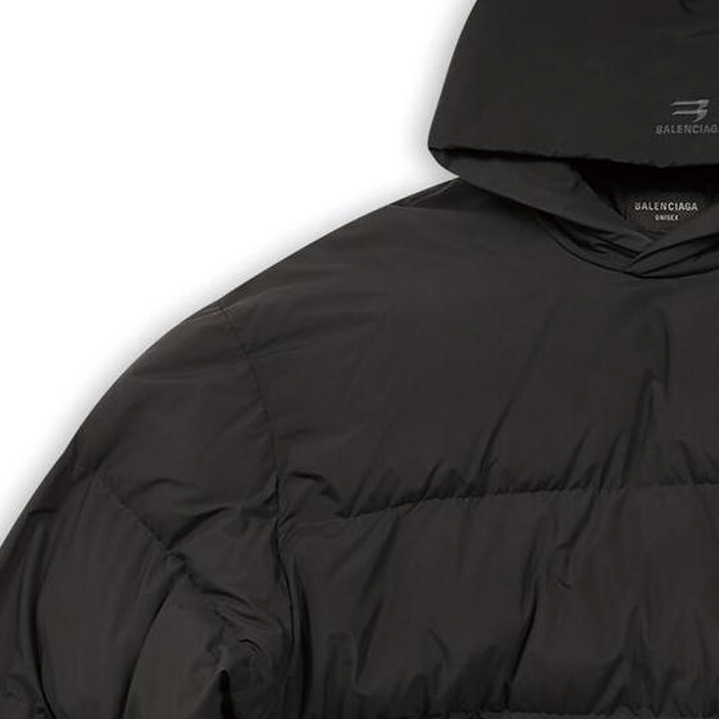 Sizing Balenciaga Sporty B FW22 Jaket Puffer Hitam Unisex dengan Hoodie dan Resleting. 720156-TNO45-1000