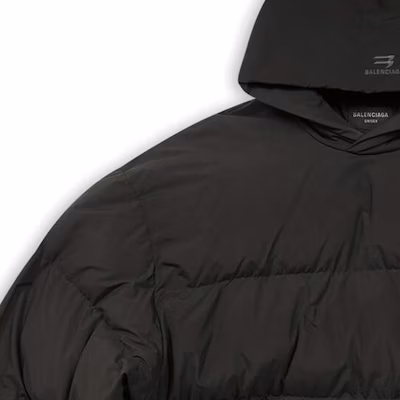Balenciaga Sporty B FW22 Jaket Puffer Hitam Unisex dengan Hoodie dan Resleting. 720156-TNO45-1000 Sizing Balenciaga Sporty B FW22 Jaket Puffer Hitam Unisex dengan Hoodie dan Resleting. 720156-TNO45-1000