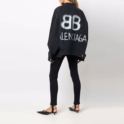 Balenciaga Jaket Denim Logo Spray Cat Unisex Hitam. 678354TIWA21440 Sizing Balenciaga Jaket Denim Logo Spray Cat Unisex Hitam. 678354TIWA21440