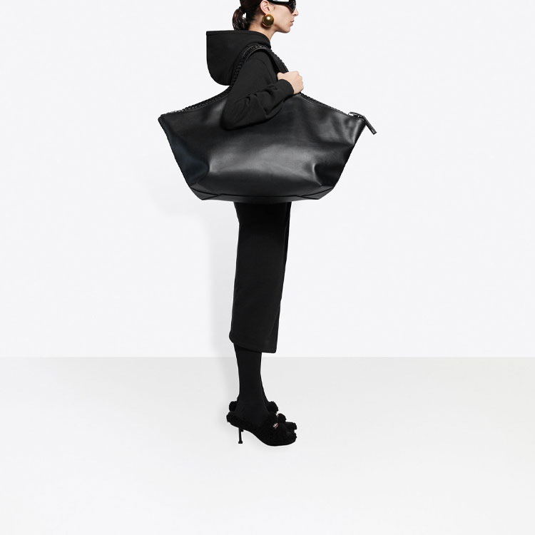 Details for 巴黎世家 SS21 加厚长绒连帽连衣裙 黑色 659077TJV441000