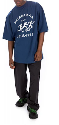 Balenciaga Kaos Longgar Logo Marathon SS21 Warna Biru. 641614TJVK64866 Sizing Balenciaga Kaos Longgar Logo Marathon SS21 Warna Biru. 641614TJVK64866