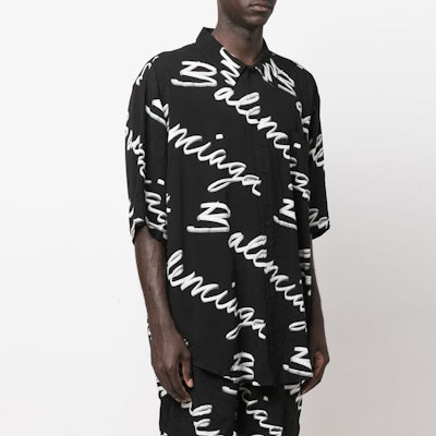Balenciaga SS22 Black Logo Print Loose Fit Short Sleeve Shirt. 681813TML131070 Sizing Balenciaga SS22 Black Logo Print Loose Fit Short Sleeve Shirt. 681813TML131070