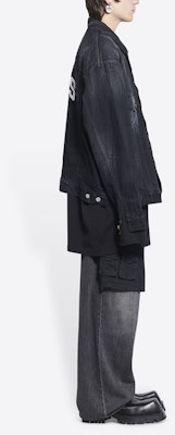 Balenciaga SS22 Jaket Denim Hitam Leher Petak Logo dengan Poket. 690198TBP479034 Details for Balenciaga SS22 Jaket Denim Hitam Leher Petak Logo dengan Poket. 690198TBP479034