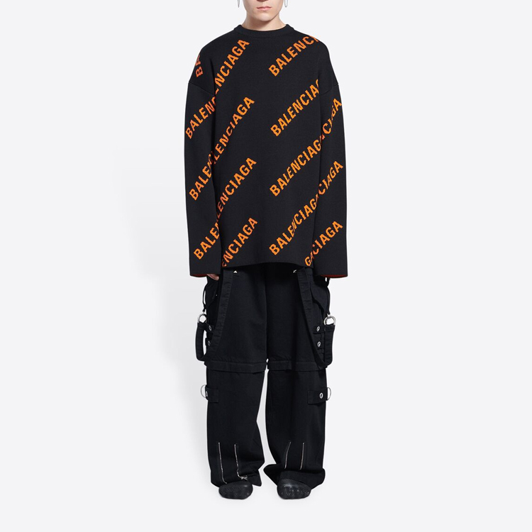 Shop バレンシアガ SS22 オールオーバーロゴ クルーネックプルオーバーセーターブラック 657401T32001018