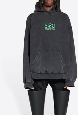 巴黎世家SS22黑色字母数字印花宽松连帽衫男女款. 674986TMVL63425 Lookbook 巴黎世家SS22黑色字母数字印花宽松连帽衫男女款. 674986TMVL63425