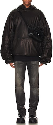 Balenciaga SS22 Jeans Hitam Distressed Straight Fit - Regular Fit. 719333TNW611270 Purchase Balenciaga SS22 Jeans Hitam Distressed Straight Fit - Regular Fit. 719333TNW611270