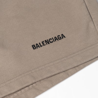 발렌시아가 SS22 로고 프린트 릴렉스 핏 엘라스틱 허리 반바지 다크 그레이. 674591TMVF57761 Sizing 발렌시아가 SS22 로고 프린트 릴렉스 핏 엘라스틱 허리 반바지 다크 그레이. 674591TMVF57761