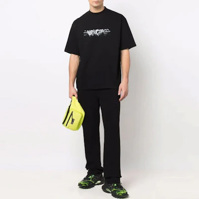 Balenciaga SS22 Baju Hitam Lengan Pendek Unisex Logo Graffiti Slime. 612966TLVF11069 Details for Balenciaga SS22 Baju Hitam Lengan Pendek Unisex Logo Graffiti Slime. 612966TLVF11069