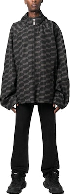Balenciaga SS23 Jaket Zip-Up Leher-Tinggi Logo Cetak Hitam 704494TML331269 Lookbook Balenciaga SS23 Jaket Zip-Up Leher-Tinggi Logo Cetak Hitam 704494TML331269