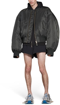 Balenciaga Jaket Zip-Up Hitam SS23 Unisex Potongan Longgar 746470TLO251000 Shop Balenciaga Jaket Zip-Up Hitam SS23 Unisex Potongan Longgar 746470TLO251000