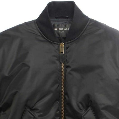 Balenciaga Jaket Zip-Up Hitam SS23 Unisex Potongan Longgar 746470TLO251000 Sizing Balenciaga Jaket Zip-Up Hitam SS23 Unisex Potongan Longgar 746470TLO251000