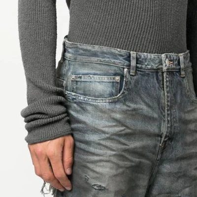 Balenciaga SS23 Jeans Pria Loose Fit Biru Model Straight-Leg Distressed. 745151TNW014974 Shop Balenciaga SS23 Jeans Pria Loose Fit Biru Model Straight-Leg Distressed. 745151TNW014974
