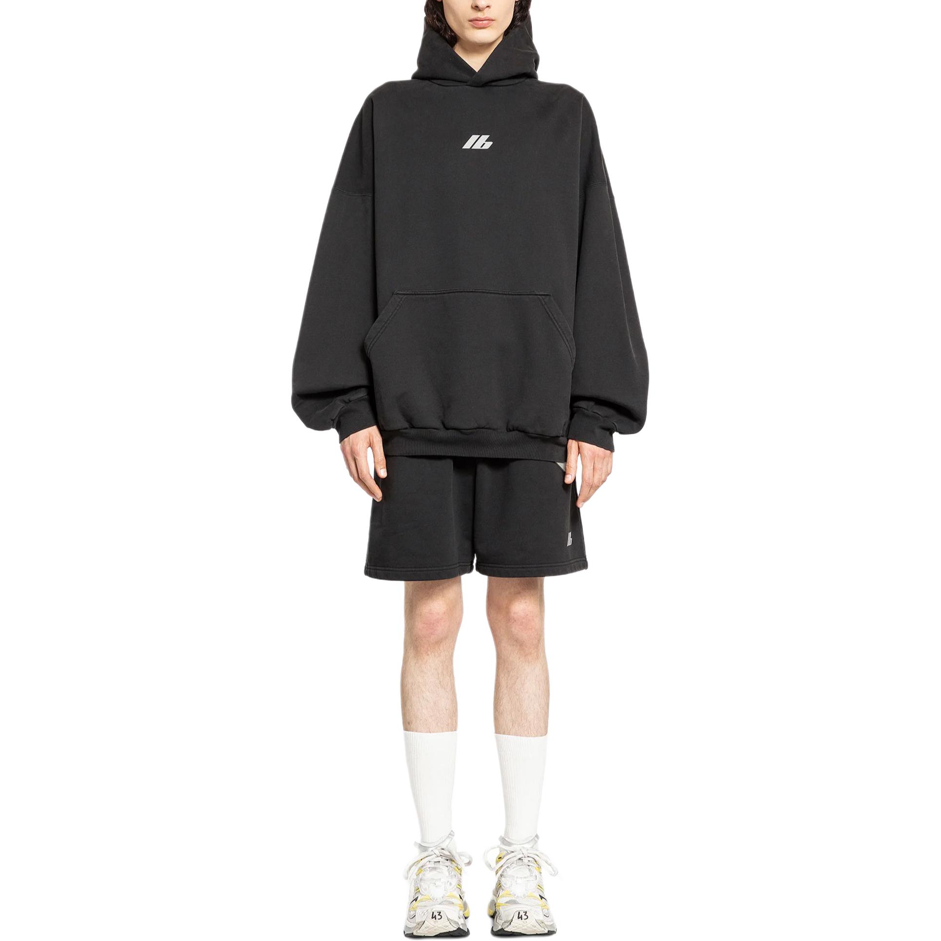 Shop 발렌시아가 SS24 차콜 그레이 로고 엘라스틱 릴렉스 핏 쇼츠. 676137TQVT81083