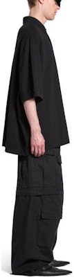 Balenciaga SS24 Baju Polo Hitam Unisex Oversized dengan Logo Sulaman. 791001TQVM71000 Details for Balenciaga SS24 Baju Polo Hitam Unisex Oversized dengan Logo Sulaman. 791001TQVM71000