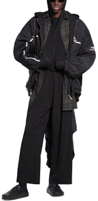 Balenciaga SS24 Hoodie Jaket Patchwork Logo Unisex Oversized Fit Warna Hitam. 773046TNQ251000 Shop Balenciaga SS24 Hoodie Jaket Patchwork Logo Unisex Oversized Fit Warna Hitam. 773046TNQ251000