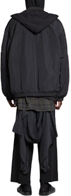 Balenciaga SS24 Hoodie Jaket Patchwork Logo Unisex Oversized Fit Warna Hitam. 773046TNQ251000 Purchase Balenciaga SS24 Hoodie Jaket Patchwork Logo Unisex Oversized Fit Warna Hitam. 773046TNQ251000