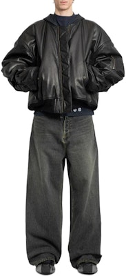 Balenciaga SS24 Jeans Hitam Loose Fit Oversized Pria. 745213TBP473721 Shop Balenciaga SS24 Jeans Hitam Loose Fit Oversized Pria. 745213TBP473721