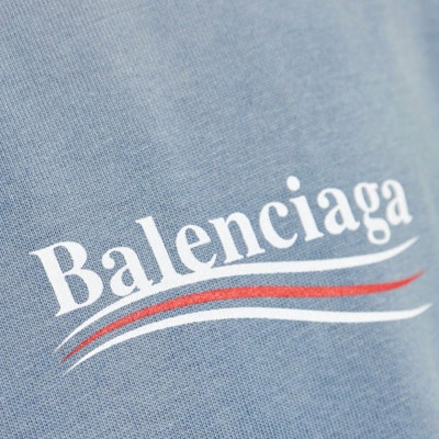 バレンシアガ SS25 コーラロゴプリント クルーネック Tシャツ フェードブルー レギュラーフィット 764235TIV529798 Sizing バレンシアガ SS25 コーラロゴプリント クルーネック Tシャツ フェードブルー レギュラーフィット 764235TIV529798
