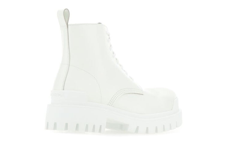 Shop バレンシアガ ストライク レースアップ ブーツ (ホワイト) 589338-WA967-9011